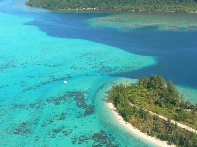 36- Un cata au mouillage a l'ouest de Nao Nao 
